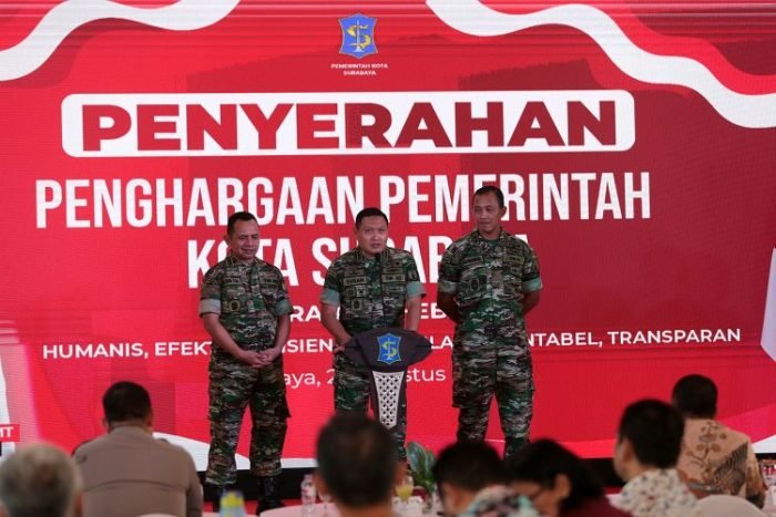 Dari kiri ke kanan: Dandim 0832/Surabaya Selatan Kolonel Inf Akhmad Juni Toa, Dandim 0831/Surabaya Timur Kolonel Inf Yusan Riawan dan Dandim 0830/Surabaya Utara Letkol Inf Dharmawan Setyo Nugroho | Kredit Foto: Kominfo Surabaya