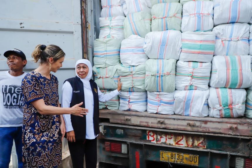 Gubernur Jatim, Khofifah Indar Parawansa, melepas ekspor perdana rumput laut ke Australia, Jumat, 4 Agustus 2023 | Kredit Foto: Humas Jatim