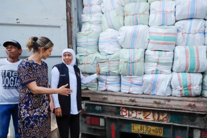 Gubernur Jatim, Khofifah Indar Parawansa, melepas ekspor perdana rumput laut ke Australia, Jumat, 4 Agustus 2023 | Kredit Foto: Humas Jatim