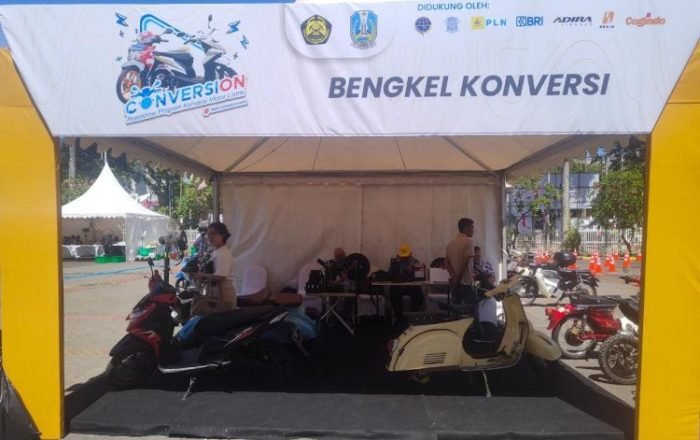 Bengkel konversi motor listrik yang digelar di Grand City Mall Surabaya, Jawa Timur, Sabtu, 12 Agustus 2023 | Kredit Foto: Kementerian ESDM