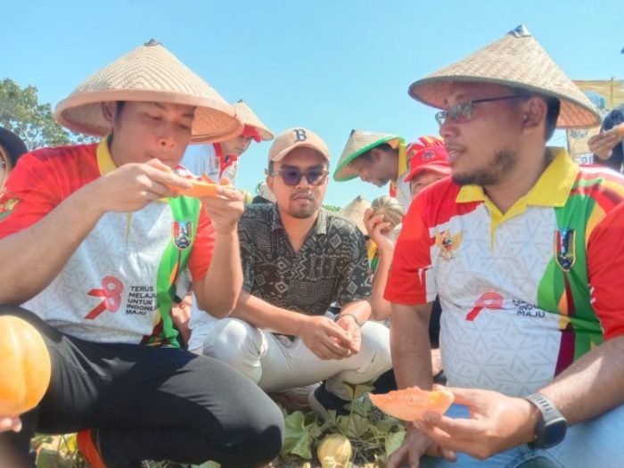 Bupati Tuban saat mencicipi blewah di Festival Blewah Banaran | Kredit Foto: Pemkab Tuban