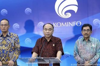 Menkominfo Budi Arie Setiadi (tengah) dalam Konferensi Pers di Kantor Kementerian Kominfo, Jakarta Pusat, Selasa, 8 Agustus 2023 | Kredit Foto: Kominfo