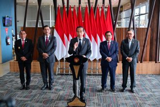 Presiden Jokowi memberikan keterangan pers sebelum lepas landas di Bandar Udara Internasional Kualanamu, Deli Serdang, Sumatera Utara, Minggu, 20 Agustus 2023 | Kredit Foto: BPMI Setpres