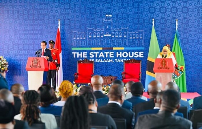 Presiden Joko Widodo menyampaikan keterangan pers usai pertemuan bilateral bersama Presiden Samia Suluhu Hassan di Dar Es Salaam State House, Selasa, 22 Agustus 2023 | Kredit Foto: BPMI Setpres