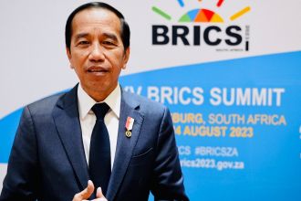 Presiden Joko Widodo menyampaikan keterangan usai menghadiri KTT BRICS ke-15 di Sandton Convention Center, Johannesburg, Republik Afrika Selatan, Kamis, 24 Agustus 2023 | Kredit Foto: BPMI Setpres