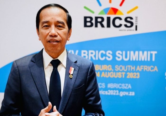 Presiden Joko Widodo menyampaikan keterangan usai menghadiri KTT BRICS ke-15 di Sandton Convention Center, Johannesburg, Republik Afrika Selatan, Kamis, 24 Agustus 2023 | Kredit Foto: BPMI Setpres