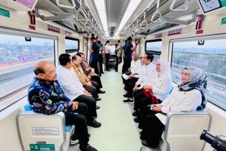 Presiden Joko Widodo bersama sejumlah menteri saat menjajal LRT Jabodebek, Senin 28 Agustus 2023 | Kredit Foto: BPMI Setpres