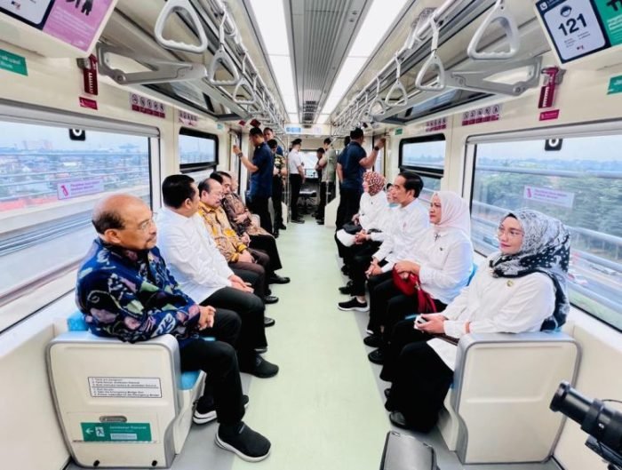 Presiden Joko Widodo bersama sejumlah menteri saat menjajal LRT Jabodebek, Senin 28 Agustus 2023 | Kredit Foto: BPMI Setpres