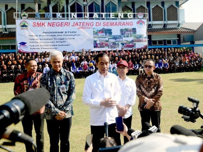 Presiden Joko Widodo menyampaikan keterangan pers usai meninjau SMKN Jawa Tengah, Kota Semarang, Jawa Tengah, Rabu, 30 Agustus 2023 | Kredit Foto: BPMI Setpres