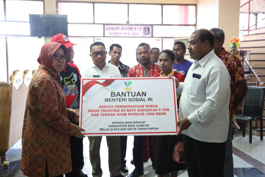 Menteri Sosial Tri Rismaharini saat menyerahkan bantuan pemberdayaan kepada masyarakat Biak Numfor | Kredit Foto: Humas Kemensos