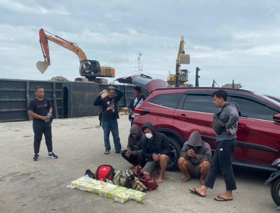 Tim gabungan saat mengamankan terduga pelaku dan sejumlah barang bukti narkotika | Kredit Foto: Dispen Koarmada II