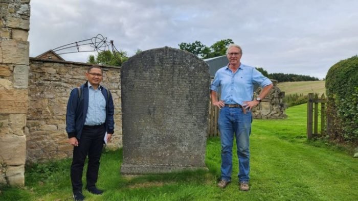 Pj Wali Kota Batu, Aries Agung Paewai (kiri) saat meninjau lokasi Prasasti Sangguran di Roxburghshire Skotlandia | Kredit Foto: Biro Adpim Pemprov Jatim