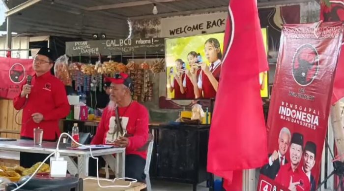Caleg DPR RI B. Zelani, SE saat bersama warga di Warung Kopi Billiar, Jalan Raden Patah Sidoarjo Selasa, 5 September 2023 | Kredit Foto: Istimewa