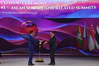 Presiden Joko Widodo memberikan palu sidang sebagai simbol penyerahan Keketuaan ASEAN 2024 kepada Perdana Menteri Laos Sonexay Siphandone, Kamis (7/9/2023) | Kredit Foto: Media Center KTT ASEAN 2023