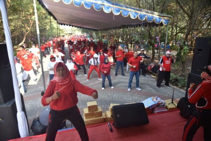 Senam sehat bersama Wali Kota Eri Cahyadi di kawasan Kebun Raya Mangrove Gunung Anyar Kota Surabaya, Sabtu (9/9/2023) | Kredit Foto: Kominfo Surabaya