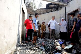 Kemeja putih: Wali Kota Eri Cahyadi meninjau salah satu rumah terdampak kebakaran di kawasan Putat Jaya, Sawahan, Surabaya, Senin (25/9/2023) | Kredit Foto: Kominfo Surabaya