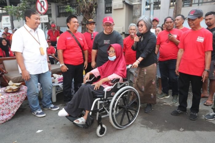 Anggota Komisi XI DPR RI, Indah Kurnia menyerahkan tali asih berupa kursi roda kepada salah satu warga | Kredit Foto: Istimewa
