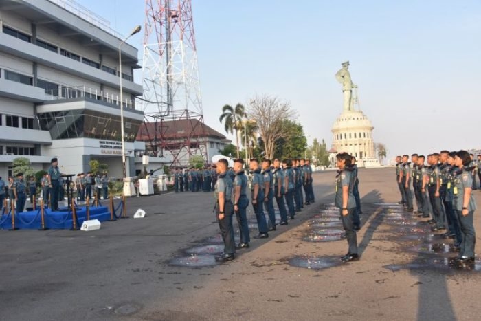Acara tradisi penerimaan Perwira, Bintara dan Tamtama Remaja di Dermaga Madura Ujung Koarmada II Surabaya, Senin (25/9/2023) | Kredit Foto: Dispen Koarmada II