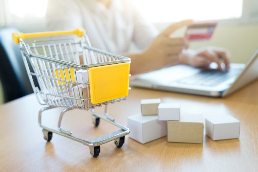 Ilustrasi e-commerce | Source: freepik