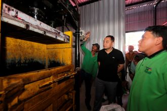 Wali Kota Eri Cahyadi saat meninjau Bank Sampah Induk Surabaya | Kredit Foto: Kominfo Surabaya