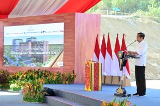 Presiden Joko Widodo melakukan peletakan batu pertama pembangunan Hotel Nusantara di kawasan IKN, Penajam Paser Utara, Kalimantan Timur, Kamis, 21 September 2023 | Kredit Foto: BPMI Setpres