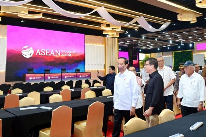 Presiden Joko Widodo saat meninjau lokasi penyelenggaraan KTT ASEAN di Jakarta Convention Center (JCC), Jumat, 1 September 2023 | Kredit Foto: BPMI Setpres