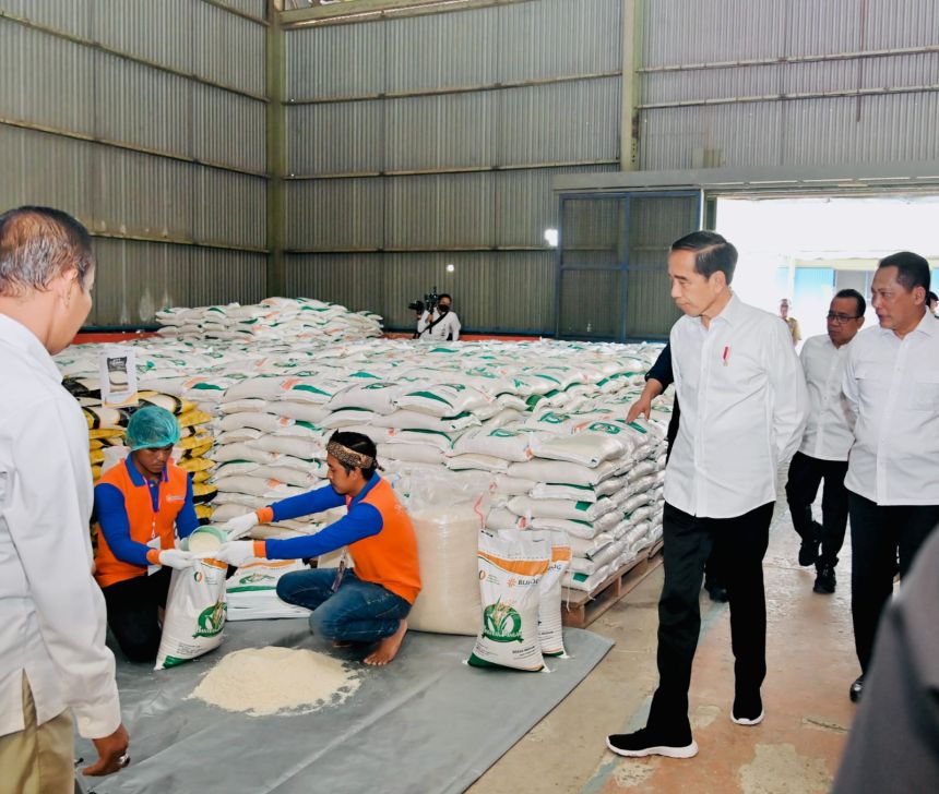 Presiden Joko Widodo meninjau ketersediaan stok cadangan beras pemerintah (CBP) di gudang Bulog Dramaga, Kabupaten Bogor, Jawa Barat, Senin, 11 September 2023 | Kredit Foto: BPMI Setpres