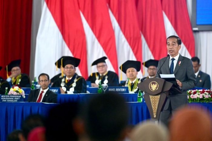 Presiden Joko Widodo menyampaikan pidatonya di Gedung Grha Widya Wisuda, Kampus IPB Dramaga, Kabupaten Bogor, Jawa Barat, Jumat, (15/9/2023) | Kredit Foto: BPMI Setpres