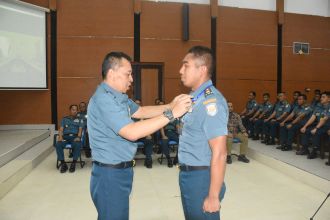 Pangkoarmada II Laksda TNI Yayan Sofiyan (kiri) saat memimpin briefing awal pelatihan KPPK calon awak KRI Marlin-877 | dok/foto: Dispen Koarmada II