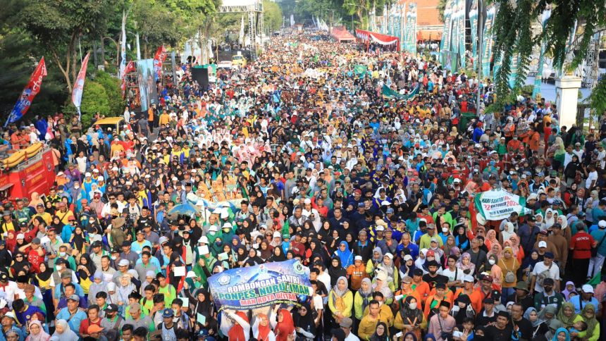 Peserta jalan santai Hari Santri Nasional 2023 memadati sepanjang Jalan Gubernur Suryo, Kota Surabaya, Jawa Timur, Sabtu (21/10/2023) | dok/foto: Kemenag