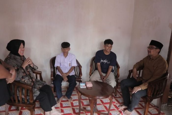 Menteri Sosial Tri Rismaharini saat mengunjungi rumah keluarga Entis Sutisna di Garut, Jawa Barat | dok/foto: Humas Kemensos