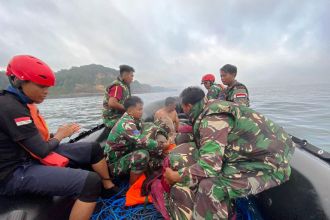 Satgasmar Pulau Nusa Barung bersama Tim Gabungan saat mengevakuasi nelayan korban kecelakaan perahu | Kredit Foto: Dispen Kormar