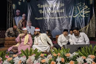 Dua dari kanan: B. Zaelani, SE, saat menghadiri Peringatan Maulid Nabi Muhammad SAW di Tambak Rejo, Krembung, Sidoarjo, Minggu (2/10/2023) | Kredit Foto: Istimewa