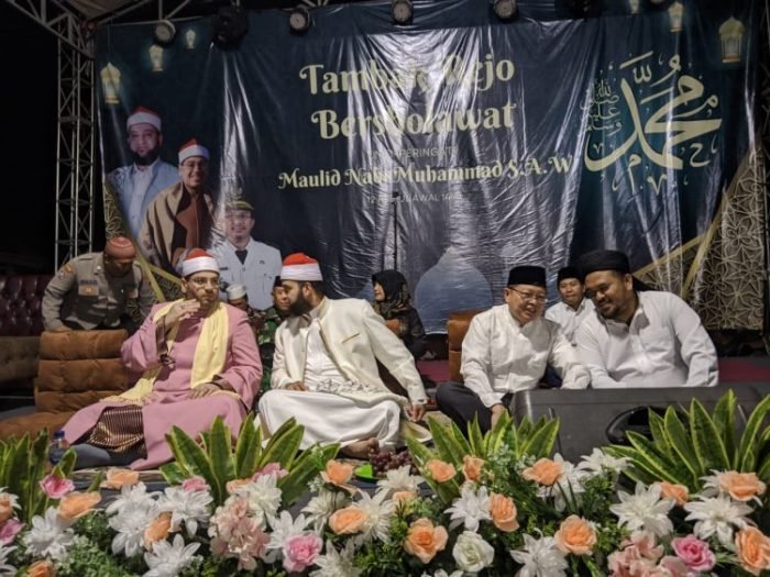 Dua dari kanan: B. Zaelani, SE, saat menghadiri Peringatan Maulid Nabi Muhammad SAW di Tambak Rejo, Krembung, Sidoarjo, Minggu (2/10/2023) | Kredit Foto: Istimewa
