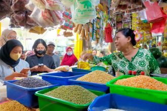 Ilustrasi: Pedagang sembako di Pasar Pucang Anom, Kota Surabaya, Jawa Timur, Rabu (15/2/2023) | dok/foto: A1/Bicaraindonesia.id