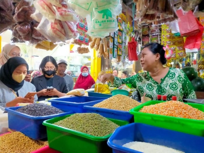 Ilustrasi: Pedagang sembako di Pasar Pucang Anom, Kota Surabaya, Jawa Timur, Rabu (15/2/2023) | dok/foto: A1/Bicaraindonesia.id