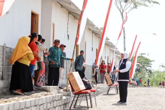 Gubernur Jatim Khofifah Indar Parawansa saat berbincang dengan warga penerima bantuan rumah relokasi gempa tanah gerak di Kabupaten Blitar | Kredit Foto: Kominfo Jatim