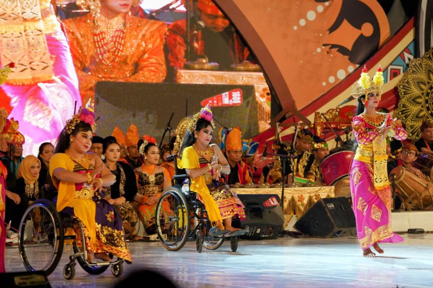 Tarian Puspanjali yang dibawakan oleh Yayasan Cahaya Mutiara Ubud | dok/foto: Humas Kemensos