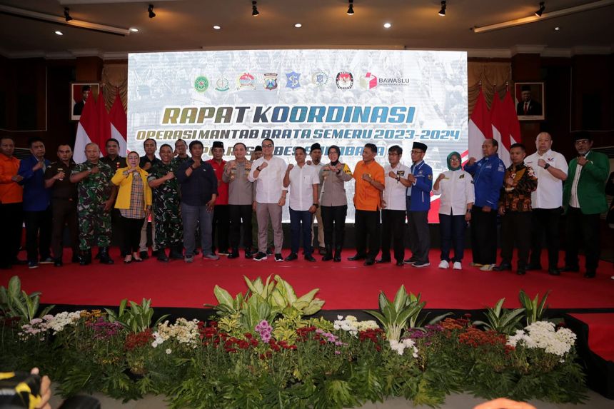 Deklarasi Damai Pemilu 2024 di Graha Sawunggaling, Rabu, 18 Oktober 2023 | dok/foto: Kominfo Surabaya