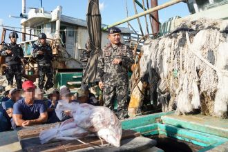 Kementerian Kelautan dan Perikanan (KKP) saat mengamankan awak kapal terduga pelaku illegal fishing | dok/foto: KKP