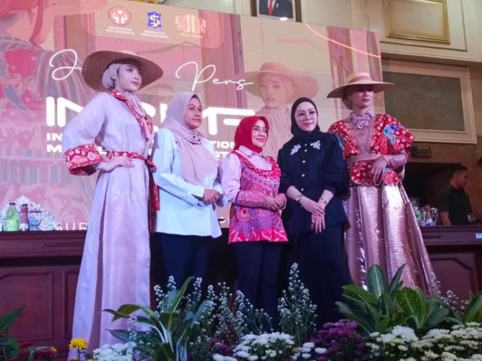 Pojok kanan-kiri: Dua di antara beberapa desain baju batik karya Gita Orlin saat ditunjukkan dalam konferensi pers di Balai Kota Surabaya, Rabu (25/10/2023) | dok/foto: Bicaraindonesia.id