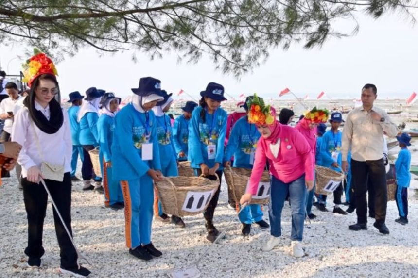 Iriana Joko Widodo bersama para anggota OASE KIM membersihkan sampah di Pantai Kenjeran, Kota Surabaya Jawa Timur, Kamis (26/10/2023) dok/foto: BPMI Setpres