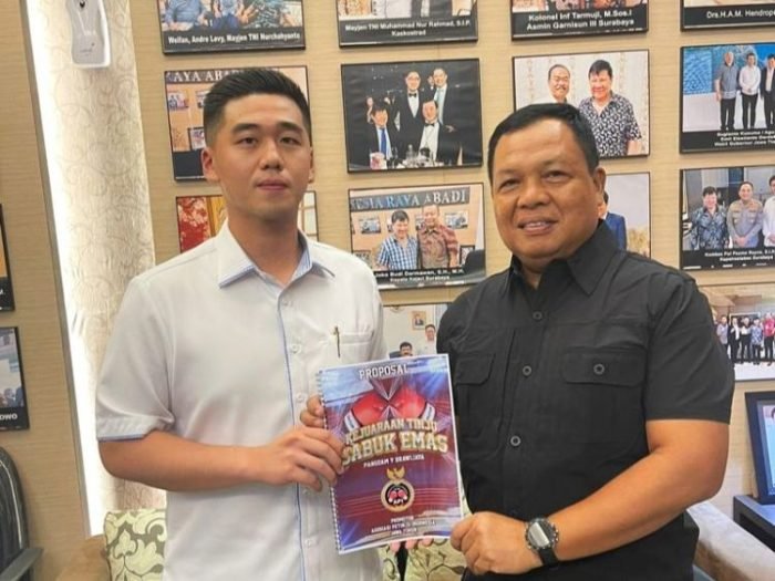 Dari kiri: Ketua Panitia Pelaksana, Billy Handiwiyanto bersama Pangdam V/Brawijaya Mayjen TNI Farid Makruf | dok/foto: Istimewa