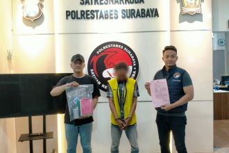 Tersangka KS (34) saat diamankan di Mapolrestabes Surabaya | dok/foto: Istimewa