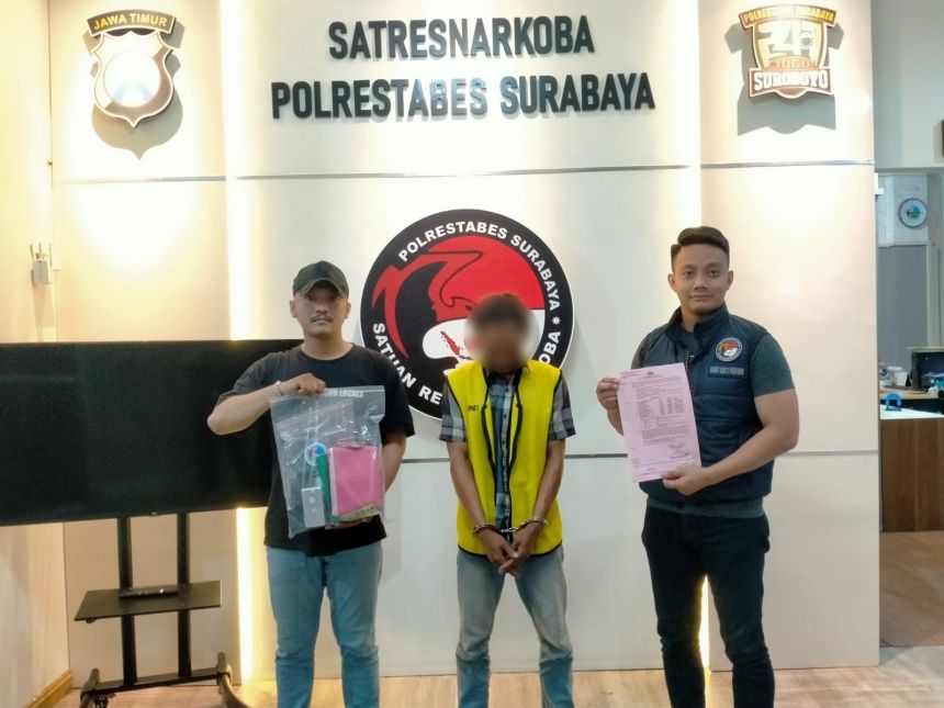 Tersangka KS (34) saat diamankan di Mapolrestabes Surabaya | dok/foto: Istimewa