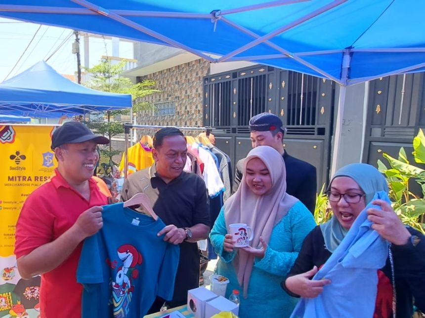 Dua dari kiri: Wakil Ketua Komisi B DPRD Surabaya Anas Karno saat mengunjungi stand UMKM penjual merchandise Piala Dunia U-17 | dok/foto: Istimewa