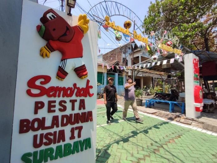 Satu di antara kampung di Kota Surabaya, Jawa Timur, yang dihias bertema sepak bola | dok/foto: Kominfo Surabaya