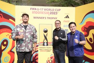 Trofi Piala Dunia U-17 saat ditempatkan di Alun-alun Kompleks Balai Pemuda Surabaya, Minggu (29/10/2023) | dok/foto: Kominfo Surabaya