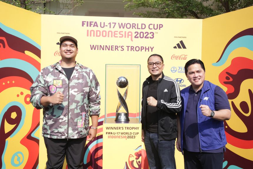 Trofi Piala Dunia U-17 saat ditempatkan di Alun-alun Kompleks Balai Pemuda Surabaya, Minggu (29/10/2023) | dok/foto: Kominfo Surabaya