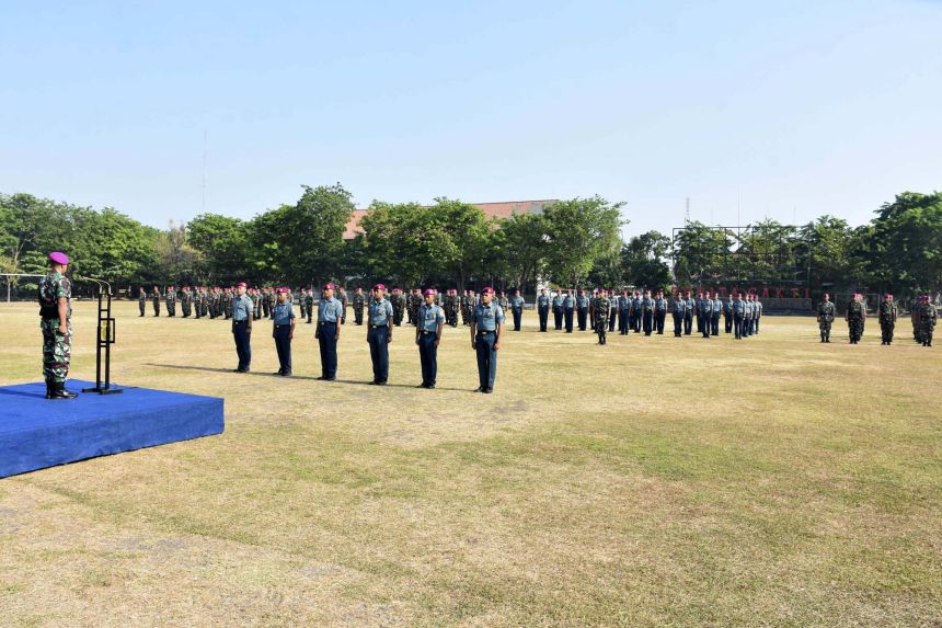Upacara kenaikan pangkat prajurit Yonif 5 Marinir di lapangan apel Kesatrian Marinir Suroto II Ujung, Semampir, Surabaya Rabu (4/10/2023) | Kredit Foto: Dispen Kormar